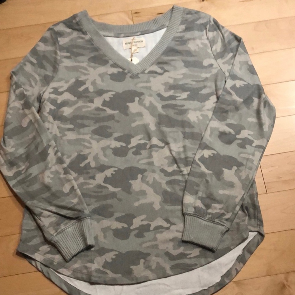 NWT Simply Threads Super Soft V-Neck Camo Top